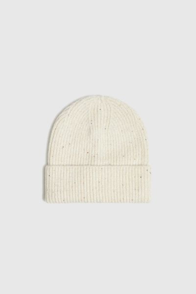 Czapka ozdobiona cekinami biała. Białe czapki MOODO, bez wzorów, z elastanu. Za 59.99 zł.