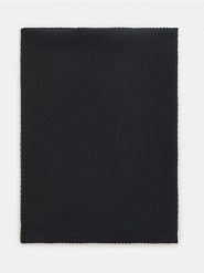 Prążkowany szalik - czarny. Czarne szaliki Sinsay, bez wzorów, prążkowane. Za 19.99 zł.