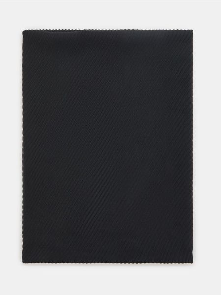 Prążkowany szalik - czarny. Czarne szaliki Sinsay, bez wzorów, prążkowane. Za 19.99 zł.