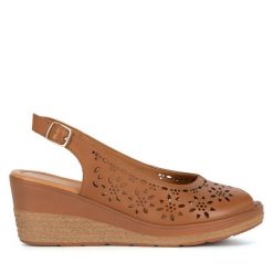 Sandały Lasocki. Brązowe sandały Lasocki, bez wzorów, bez obcasa, na koturnie, bez zapięcia. Za 159.99 zł.