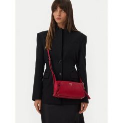 Torebka Guess. Czerwone listonoszki Guess, z aplikacjami, bez dodatków. Za 544.99 zł.