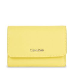 Mały Portfel Damski Calvin Klein. Żółte portfele Calvin Klein, bez wzorów. Za 169.99 zł.