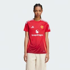 Koszulka Manchester United 24/25 Home. Czerwone bluzki Adidas, xl, bez wzorów, z materiału, sportowe, bez kołnierzyka, bez ramiączek. W wyprzedaży za 319.30 zł.