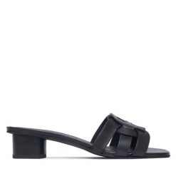 Klapki Furla. Czarne klapki Furla, bez wzorów, bez obcasa. Za 1,109.00 zł.