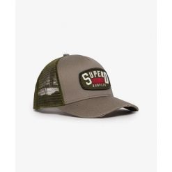 Damska czapka typu trucker Superdry. Szare czapki Superdry, bez wzorów. W wyprzedaży za 131.90 zł.