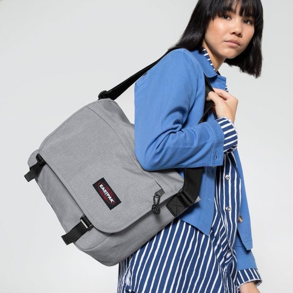 Torba na ramię Eastpak Delegate Plus. Szare torby na ramię Eastpak, bez wzorów, z nylonu, klasyczne, na ramię, duże, bez dodatków. Za 159.00 zł.