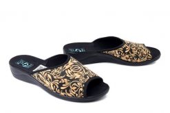 ADANEX 29521 SIK1VD czarny, kapcie damskie. Czarne obuwie domowe Adanex, bez wzorów, bez zapięcia. Za 61.19 zł.