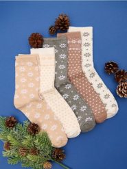 Skarpetki w świąteczny wzór 5 pack - wielobarwny. Skarpety Sinsay, bez wzorów. Za 17.99 zł.