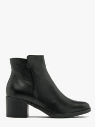 Czarne botki na obcasie. Czarne botki Ryłko, bez wzorów, ze skóry, z okrągłym noskiem, bez obcasa, na obcasie, bez zapięcia. Za 399.99 zł.