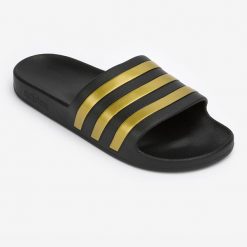 Klapki basenowe ADIDAS Adilette Aqua. Czarne klapki Adidas, bez wzorów, z materiału, bez obcasa. Za 69.99 zł.