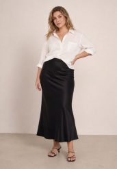 Czarna Satynowa Spódnica o Rozkloszowanym Kroju Dapsper. Czarne spódnice Born2be, na co dzień, xl, bez wzorów, z satyny, eleganckie, maxi, dopasowane. Za 139.99 zł.