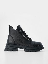 Trendyol Botki w kolorze czarnym rozmiar: 38. Czarne botki Trendyol, bez wzorów, bez obcasa, bez zapięcia. Za 304.99 zł.