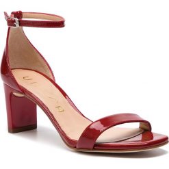 Sandały UNISA - Morella 19 Pa Rouge Patent S. Czerwone sandały Unisa, bez wzorów, z lakierowanej skóry, bez obcasa, na obcasie, bez zapięcia. W wyprzedaży za 299.00 zł.