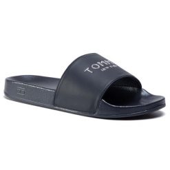 Klapki Tommy Hilfiger. Niebieskie klapki TOMMY HILFIGER, bez wzorów, bez obcasa. Za 119.99 zł.