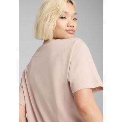 Koszulka unisex Essentials Elevated PUMA Rose Quartz Pink. Czerwone koszulki sportowe Puma, bez wzorów, z materiału, bez ramiączek. Za 109.00 zł.