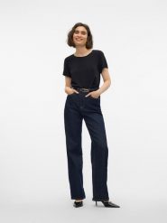 Vero Moda Bluzka w kolorze czarnym rozmiar: S. Czarne bluzki Vero Moda, s, bez wzorów, z wiskozy, bez kołnierzyka, bez ramiączek. Za 43.68 zł.