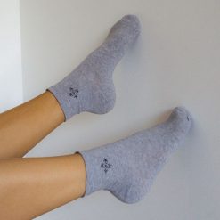 Szare skarpetki damskie - delikatny wzór 727. Szare skarpety Milena, bez wzorów, z bawełny. Za 14.90 zł.