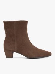Brązowe welurowe botki na niskim obcasie. Brązowe botki Ryłko, bez wzorów, ze skóry, za kostkę, bez obcasa, na obcasie, bez zapięcia. Za 499.99 zł.