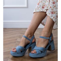 Niebieskie sandały ekozamszowe na słupku. Niebieskie sandały bez wzorów, z materiału, eleganckie, z okrągłym noskiem, bez obcasa, na słupku, bez zapięcia. Za 86.24 zł.