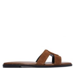 Klapki BOSS. Brązowe klapki Boss, bez wzorów, bez obcasa. Za 899.99 zł.