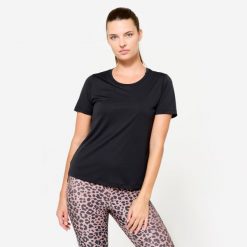 Koszulka fitness damska Domyos krótki rękaw. Czarne koszulki sportowe DOMYOS, bez wzorów, z elastanu, bez ramiączek, na fitness i siłownię. Za 39.99 zł.