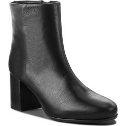 Botki UNISA - Omer F18 Sty Black Softy. Czarne botki Unisa, bez wzorów, ze skóry, bez obcasa, na obcasie, bez zapięcia. W wyprzedaży za 379.00 zł.