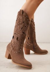Brązowe Botki Kowbojki VICES na Obcasie z Ażurową Cholewką z Nitami Rienatea. Brązowe botki Born2be, z aplikacjami, z jeansu, bez obcasa, na obcasie, bez zapięcia. Za 189.99 zł.