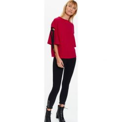 BLUZA NIEROZPINANA DAMSKA Z TAŚMAMI I WIĄZANIAMI. Czerwone bluzy TOP SECRET, na lato, bez wzorów, z dzianiny, bez kaptura. W wyprzedaży za 19.99 zł.
