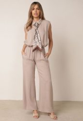 Ciemnobeżowy Letni Komplet Elegancki z Wiskozy Koszula Bez Rękawów Spodnie i Apaszka Pelena. Brązowe koszule Born2be, bez wzorów, z satyny, eleganckie, bez kołnierzyka, bez ramiączek. Za 219.99 zł.