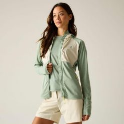 Damska bluza Evolving III z kapturem, elastyczna, w blokach kolorów. Czerwone bluzy Dare 2b, l, bez wzorów, z materiału, z kapturem. Za 114.99 zł.