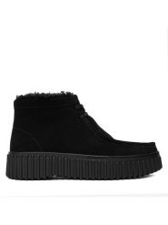 Clarks Trzewiki Torhill Moss 26182916 Czarny. Czarne botki Clarks, bez wzorów, ze skóry, bez obcasa, na płaskiej podeszwie, bez zapięcia. Za 569.99 zł.