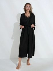 Wiskozowy szlafrok z koronkowym wykończeniem - czarny. Czarne szlafroki Sinsay, l, bez wzorów, z koronki, bez ramiączek, bez kaptura. Za 59.99 zł.