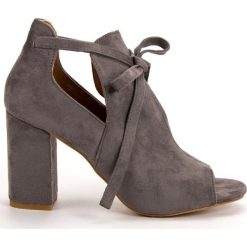 Vinceza szare Zabudowane Sandały Na Słupku. Szare sandały VINCEZA, bez wzorów, eleganckie, bez obcasa, na obcasie, bez zapięcia. W wyprzedaży za 117.90 zł.