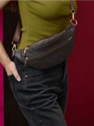 Saszetka crossbody z regulowanym paskiem w monogram - wielobarwny. Torby na ramię Sinsay, bez wzorów, bez dodatków. Za 29.99 zł.