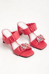 Klapki na obcasie ARMANI EXCHANGE. Klapki Armani Exchange, bez wzorów, bez obcasa, na obcasie. Za 829.00 zł.