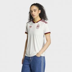 Koszulka wyjazdowa Hiszpania 26. Białe bluzki Adidas, bez wzorów, sportowe, bez kołnierzyka, bez ramiączek. Za 439.00 zł.