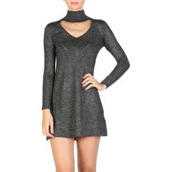 Guess sukienka damska M czarny. Czarne sukienki Guess, m, z aplikacjami, z włókna, bez kołnierzyka, bez ramiączek. W wyprzedaży za 305.00 zł.