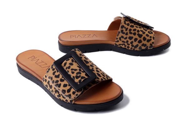 PIAZZA 900155-00 leo, klapki damskie. Brązowe klapki Piazza, bez wzorów, bez obcasa, na płaskiej podeszwie. Za 199.43 zł.