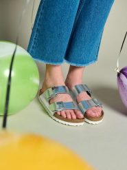 Birkenstock Skórzane klapki "Arizona" w kolorze srebrnym rozmiar: 39. Szare klapki Birkenstock, bez wzorów, ze skóry, z otwartym noskiem, bez obcasa. Za 430.45 zł.