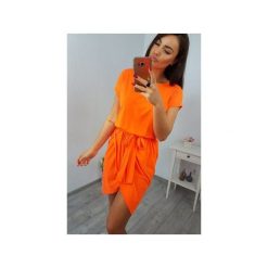 SUKIENKA POPPY POMARAŃCZOWA. Brązowe sukienki Meleksima, bez wzorów, z materiału, z asymetrycznym kołnierzem, bez ramiączek, asymetryczne. Za 189.00 zł.