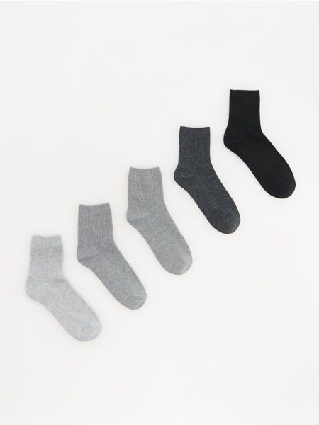 Skarpetki z wiskozą 5 pack - ciemnoszary. Szare skarpety Reserved, bez wzorów, z wiskozy. Za 49.99 zł.