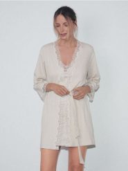 Szlafrok z dekoracyjnym wykończeniem - kremowy. Białe szlafroki Reserved, l, bez wzorów, z bawełny, bez ramiączek, bez kaptura. Za 139.99 zł.