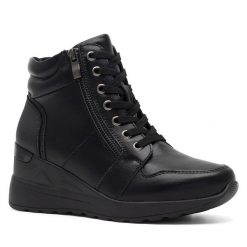 Botki Clara Barson. Czarne botki Clara Barson, bez wzorów, bez obcasa, na koturnie, bez zapięcia. Za 139.99 zł.