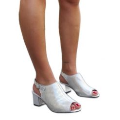 Perforowane sandały na słupku ze skórzana wkładką Lia srebrny. Szare sandały bez wzorów, eleganckie, bez obcasa, na słupku, bez zapięcia. Za 210.05 zł.