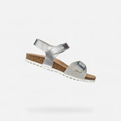 Sandały GEOX J ADRIEL Srebrny. Szare sandały Geox, bez wzorów, z syntetyku, bez obcasa, bez zapięcia. Za 168.99 zł.