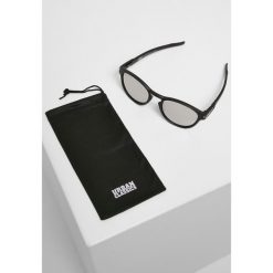 Okulary przeciwsłoneczne Urban Classics 106 uc. Czarne okulary przeciwsłoneczne Urban Classics, bez wzorów, sportowe. W wyprzedaży za 34.50 zł.