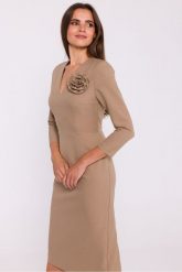 Elegancka sukienka ołówkowa z dekoltem V beżowa. Brązowe sukienki Stylove, do pracy, l, z aplikacjami, z elastanu, biznesowe, bez kołnierzyka, bez ramiączek, midi, dopasowane. Za 449.00 zł.