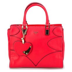 Guess Torebka damska Guess Fruit Punch Apple Satchel Red. Czerwone torebki klasyczne Guess, z aplikacjami, bez dodatków. W wyprzedaży za 492.00 zł.