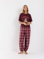 Bawełniana piżama z misiem - bordowy. Czerwone piżamy Reserved, bez wzorów, z bawełny, bez ramiączek. Za 129.99 zł.