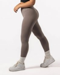Damskie legginsy 7/8 na jogę i pilates, bez przedniego szwu – piaskowy. Brązowe legginsy AESTHETIC WOLF, s, bez wzorów, z dzianiny, z podwyższonym stanem. Za 149.99 zł.